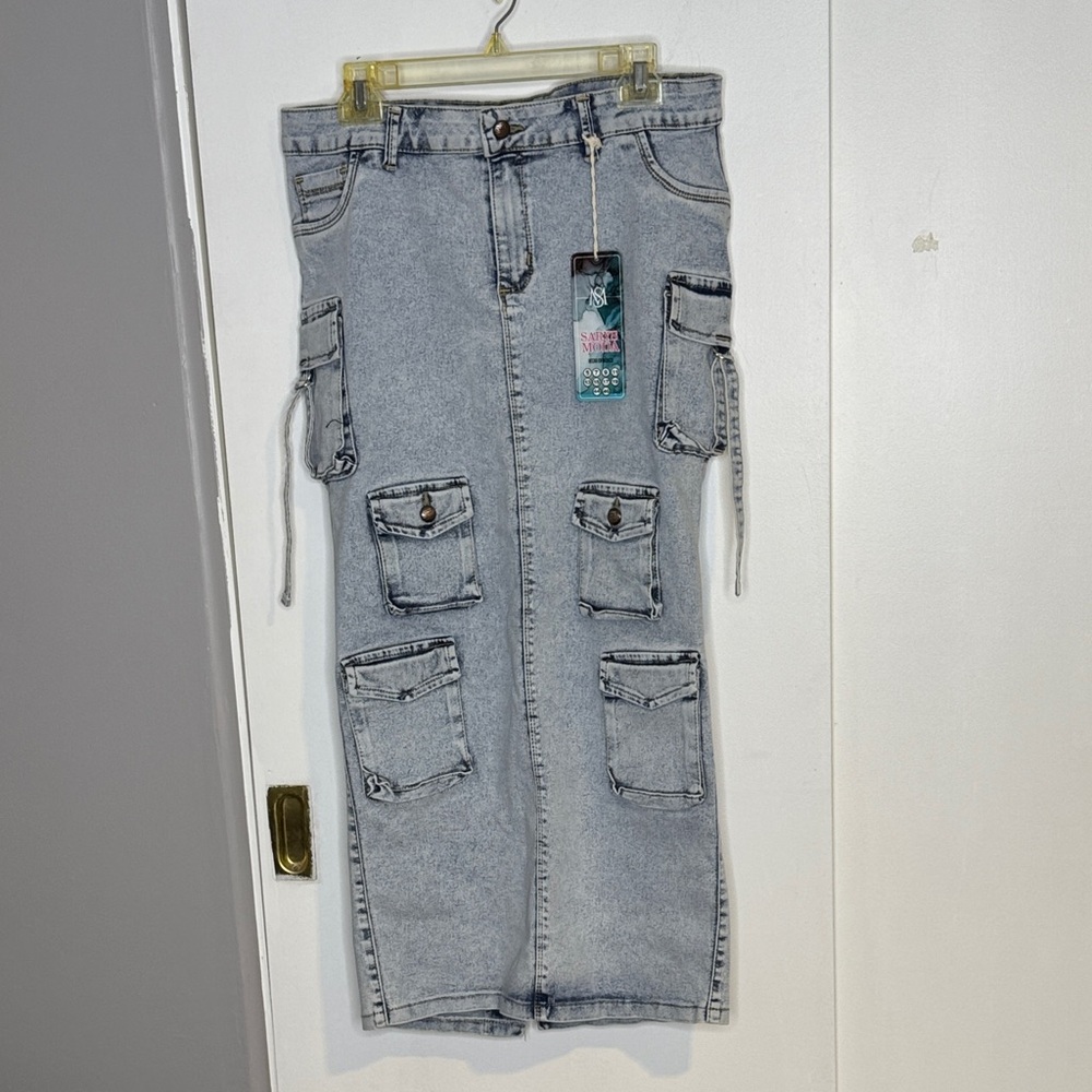 Woman’s, SZ 17, stretch, maxi, lots of pockets,